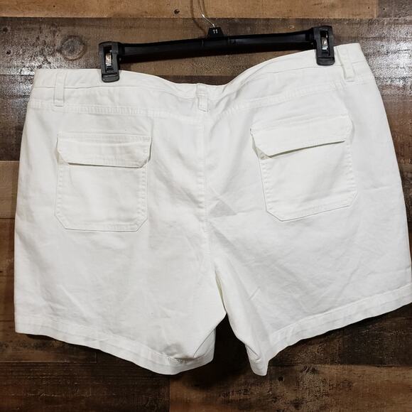 Caslon NWOT white utility 5" shorts woman's size 18 with big patch pockets - Picture 8 of 11